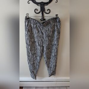 Faded Glory Women's casual black and white pattern pants. Size small